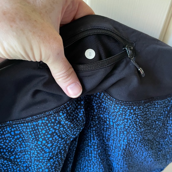 Lululemon Black and Blue Pattern Shorts - size 8 - Picture 4 of 4